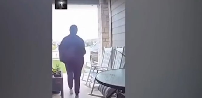 Kinh hoàng cảnh hai mẹ con bị chó Pitbull tấn công trước cửa nhà